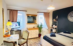 Apartment Amelie - Zimmer Mit Tv, W-Lan, Mikrowelle Und Kuehlschrank, Bad Mit Dusche